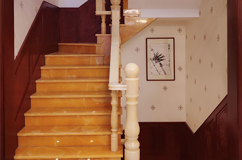 石门中式别墅室内汉白玉石楼梯的定制安装装饰效果